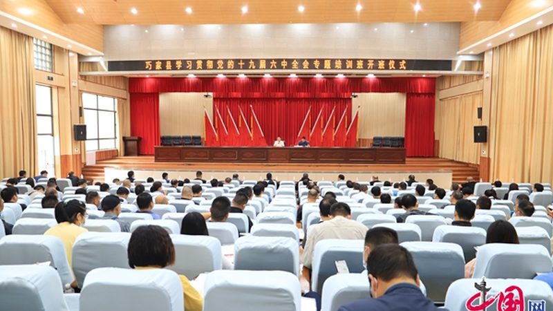 在选择管理培训讲师时，要关注其资质。一般来说，具备以下资质的讲师更值得信赖：